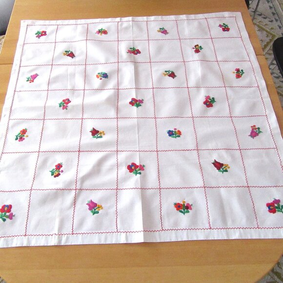 Vintage off white square tablecloth embroidered flowers & rick rack stitching - Picture 1 of 12